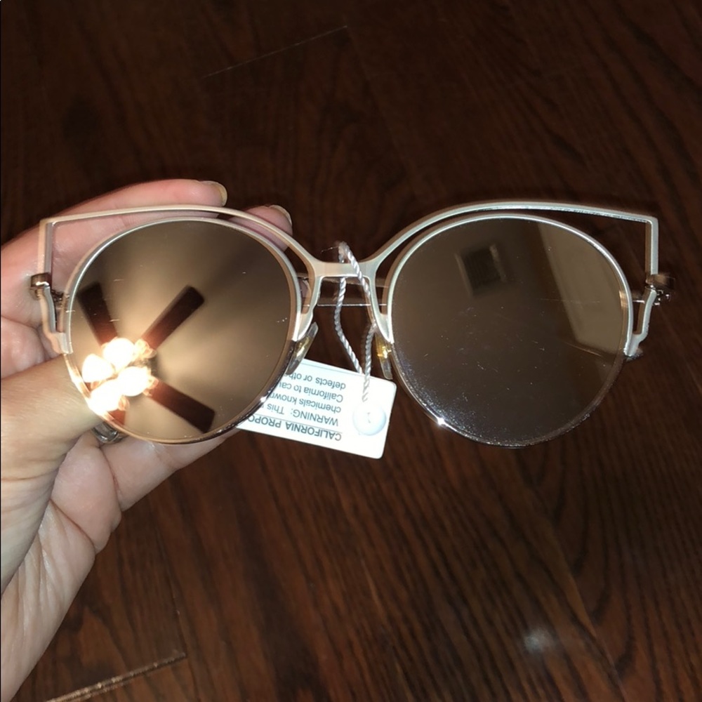 Sunnies - Picture 3 of 3